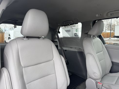 Used 2017 Toyota Sienna XLE Premium image 18