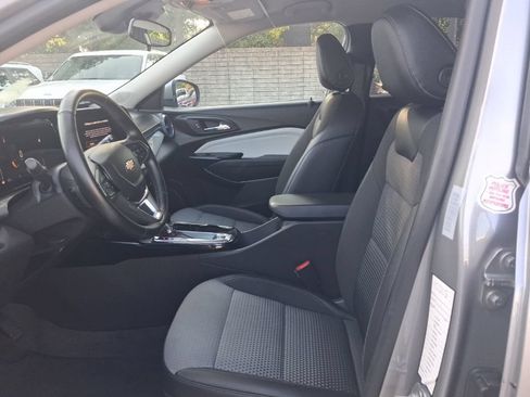 Used 2025 Chevrolet Trax LT w/ LT Convenience Package FWD image 4