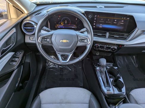 Used 2025 Chevrolet Trax LT w/ LT Convenience Package FWD image 16