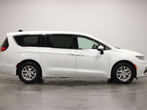 Used 2023 Chrysler Pacifica Touring-L FWD image 9