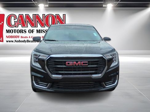 Used 2024 GMC Terrain SLE w/ Driver Convenience Package image 2