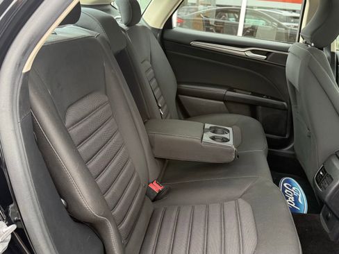 Used 2017 Ford Fusion SE w/ Fusion SE Technology Package image 16