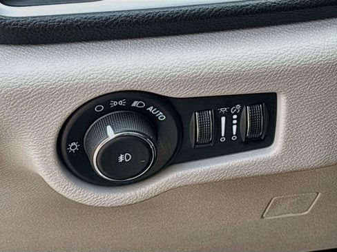 Used 2024 Chrysler Pacifica Limited FWD image 14