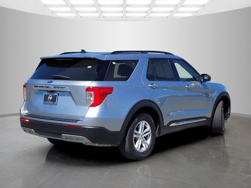 Used 2022 Ford Explorer XLT w/ Equipment Group 202A image 4
