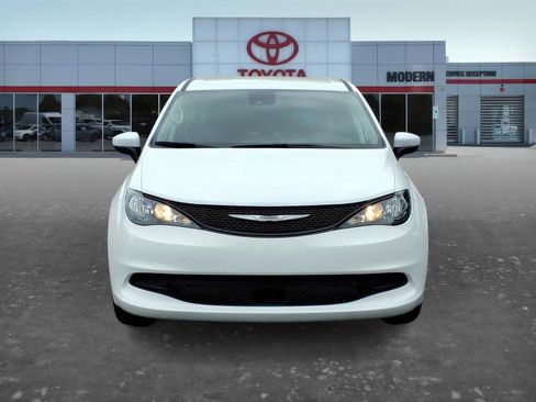 Used 2023 Chrysler Voyager LX FWD image 2