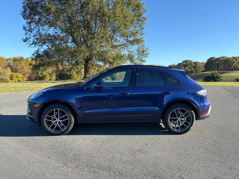 Certified 2025 Porsche Macan image 2