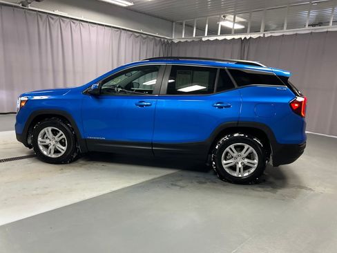 Used 2024 GMC Terrain SLE w/ Driver Convenience Package image 4