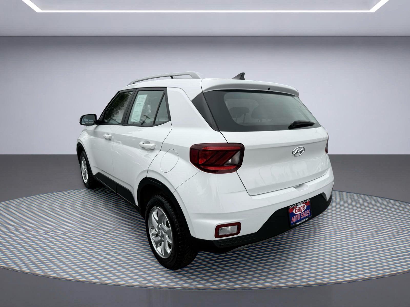 Used 2021 Hyundai Venue FWD image 4
