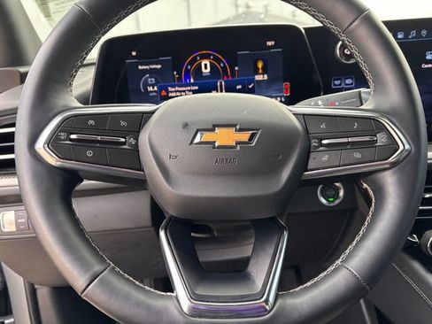 Used 2025 Chevrolet Traverse LT image 11