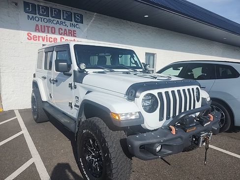 Used 2020 Jeep Wrangler Unlimited Sahara AWD/4WD image 4