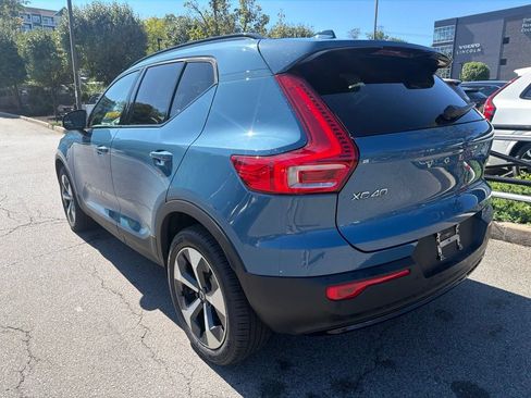 Used 2024 Volvo XC40 B5 Core AWD/4WD image 2