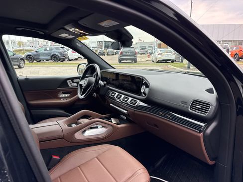 Used 2025 Mercedes-Benz GLS 450 4MATIC image 10