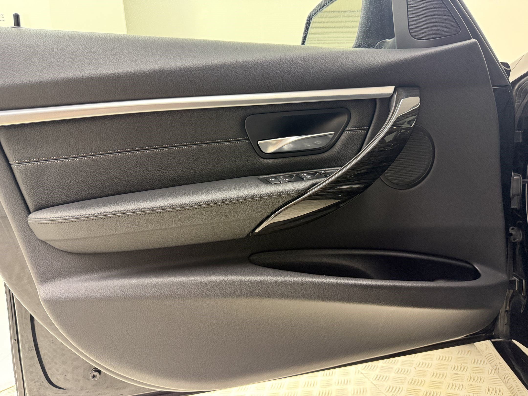 Used 2018 BMW 330i Sedan w/ Convenience Package RWD image 14