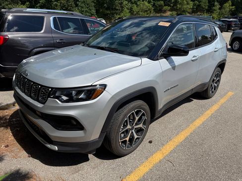Used 2025 Jeep Compass Limited AWD/4WD image 5