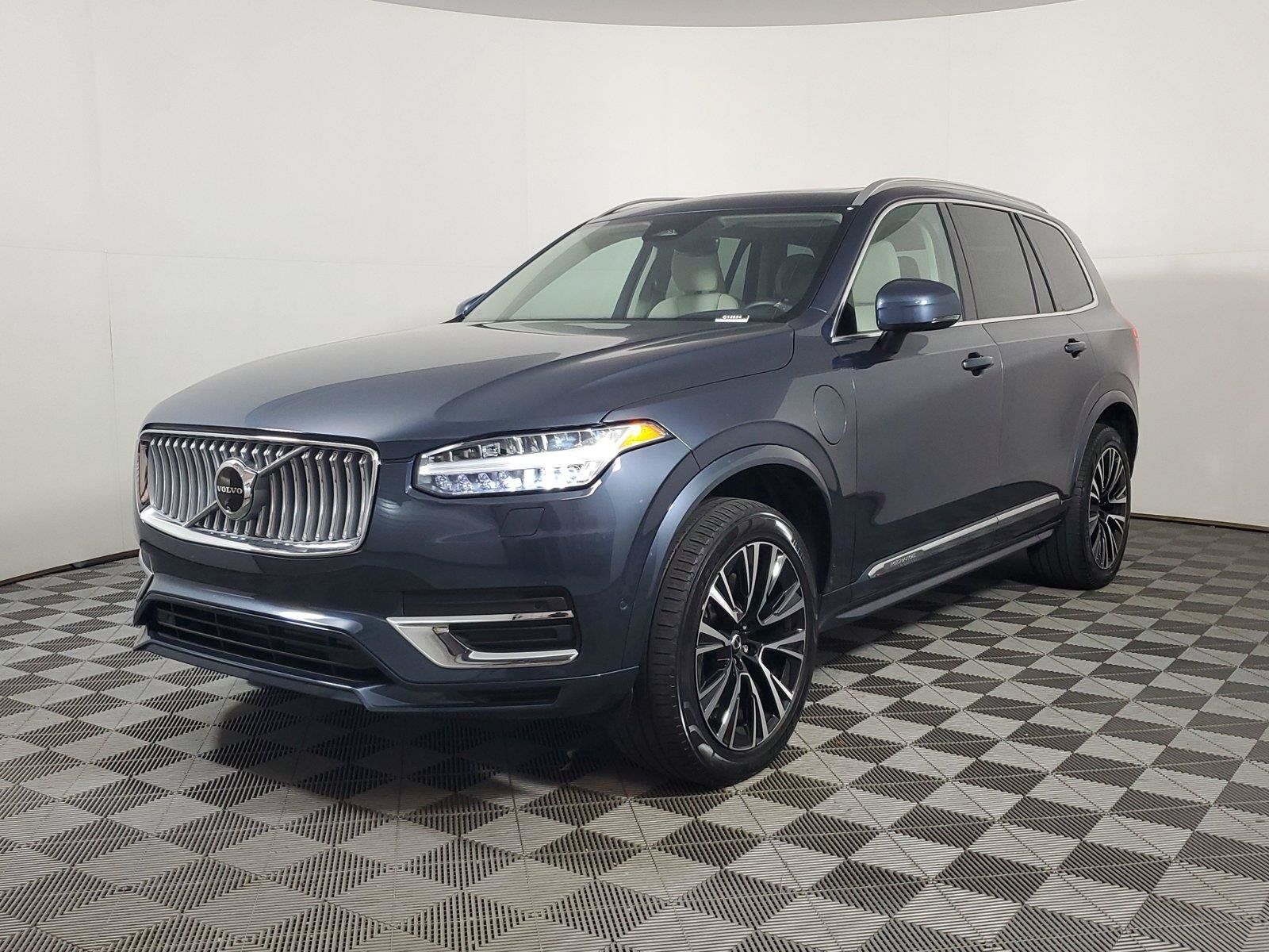 Certified 2024 Volvo XC90 T8 Plus AWD/4WD image 3