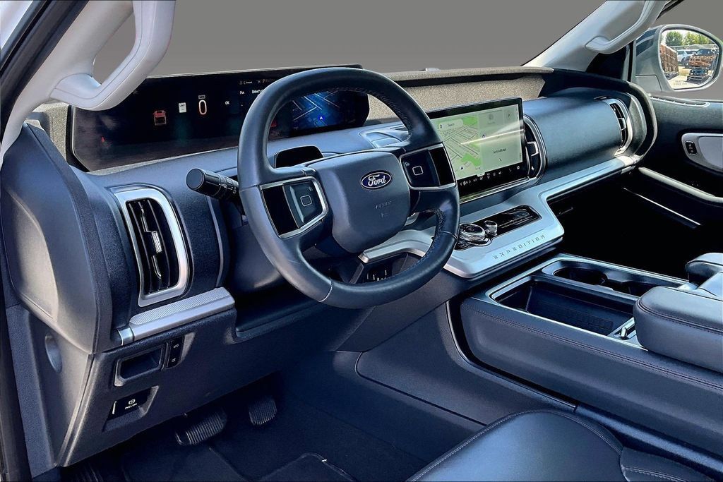 Used 2025 Ford Expedition Active RWD image 7