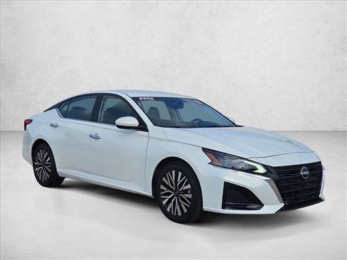 Used 2023 Nissan Altima 2.5 SV image 3