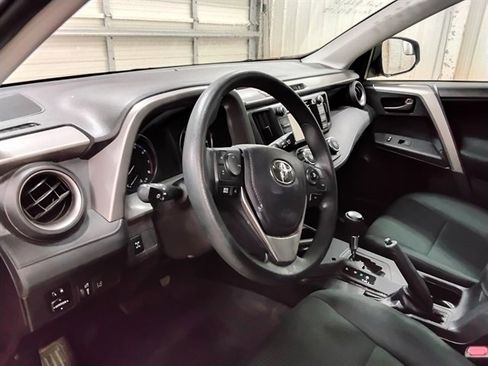 Used 2018 Toyota RAV4 LE AWD/4WD image 11