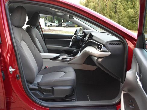 Used 2022 Toyota Camry LE image 8