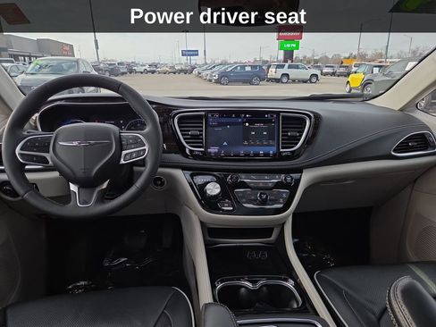 Used 2024 Chrysler Pacifica Limited image 18