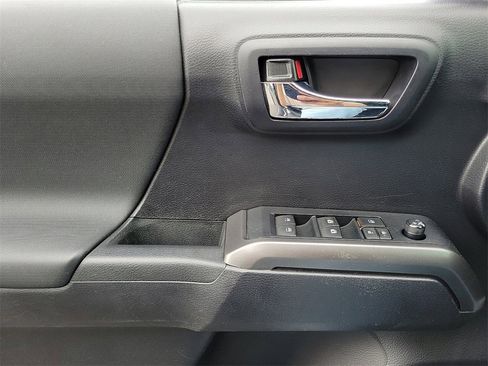 Used 2020 Toyota Tacoma TRD Sport image 17