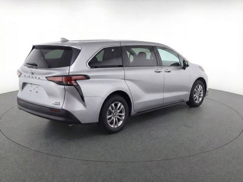 Used 2024 Toyota Sienna XLE image 9