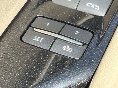 Used 2021 Cadillac Escalade Premium Luxury AWD/4WD image 23