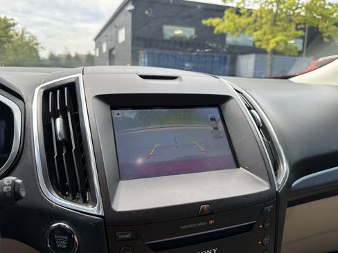 Used 2018 Ford Edge Titanium w/ Technology Package FWD image 21