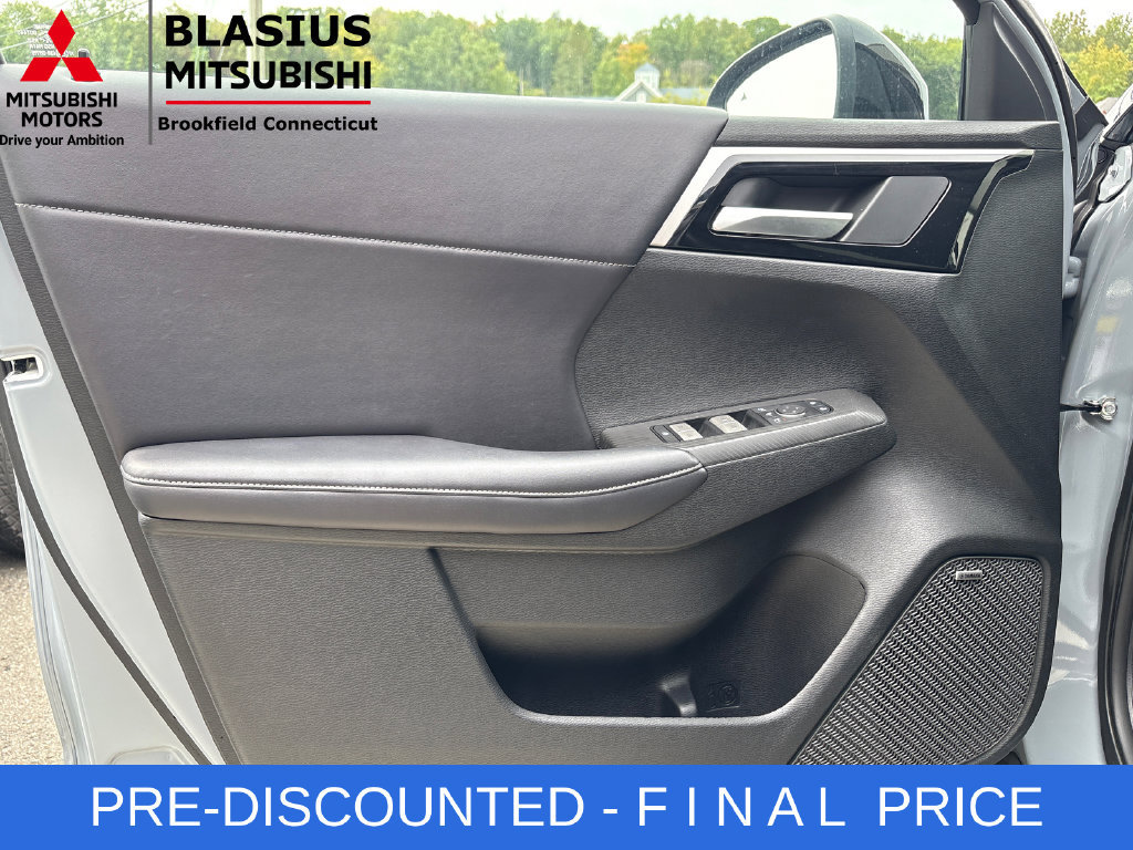 Used 2025 Mitsubishi Outlander AWD image 16