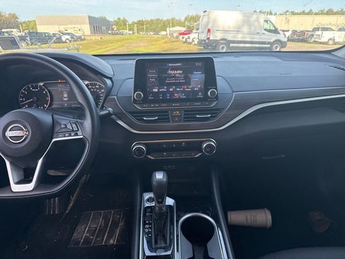 Used 2024 Nissan Altima 2.5 SV image 11