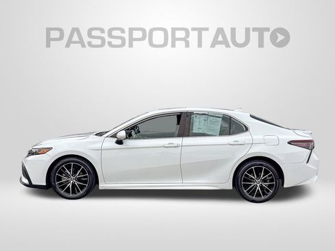 Used 2022 Toyota Camry SE image 2