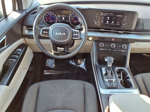 Used 2022 Kia Carnival LX image 2
