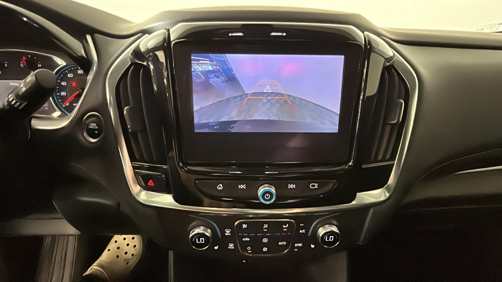 Used 2021 Chevrolet Traverse LT FWD image 28