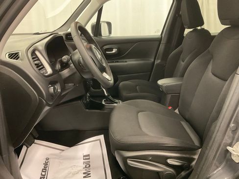 Used 2023 Jeep Renegade Latitude image 4