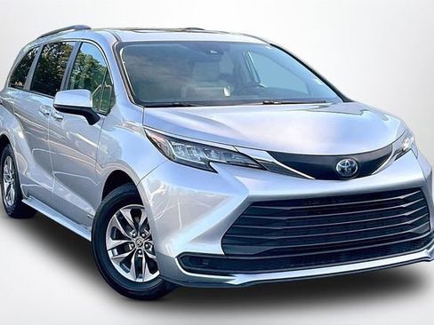 Used 2021 Toyota Sienna LE w/ LE Plus Package FWD image 1