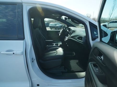 New 2026 Chrysler Pacifica Select image 19