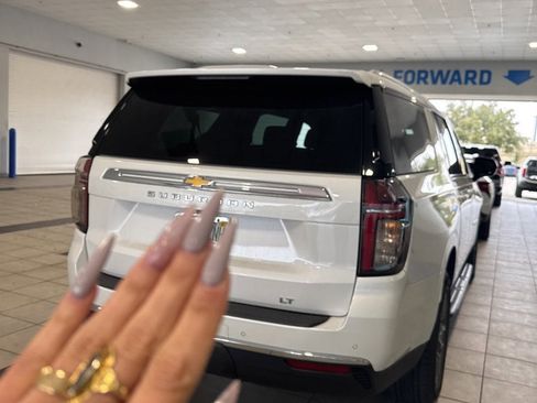 Used 2022 Chevrolet Suburban LT image 9