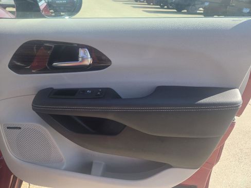 Used 2024 Chrysler Pacifica Limited w/ Uconnect Theater Family Group image 49