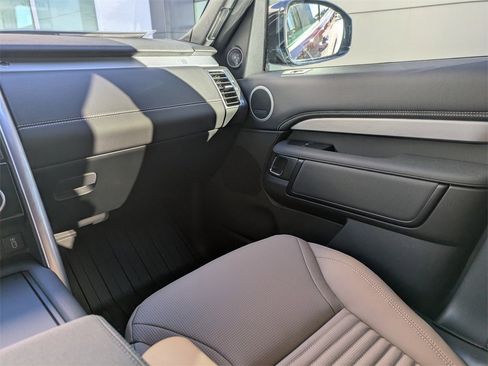 New 2026 Land Rover Discovery Limited Edition image 17