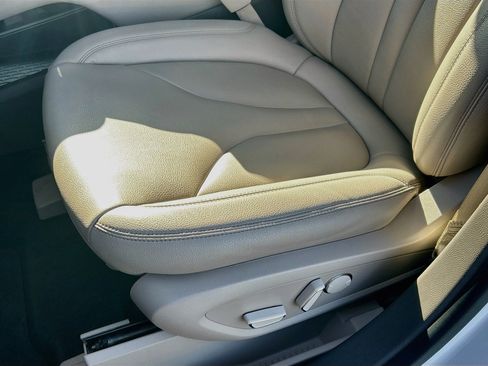 Used 2023 Lincoln Nautilus FWD w/ Premium Package image 20