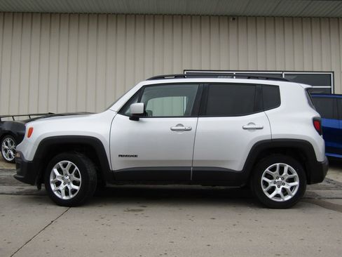 Used 2017 Jeep Renegade Latitude w/ Cold Weather Group image 11