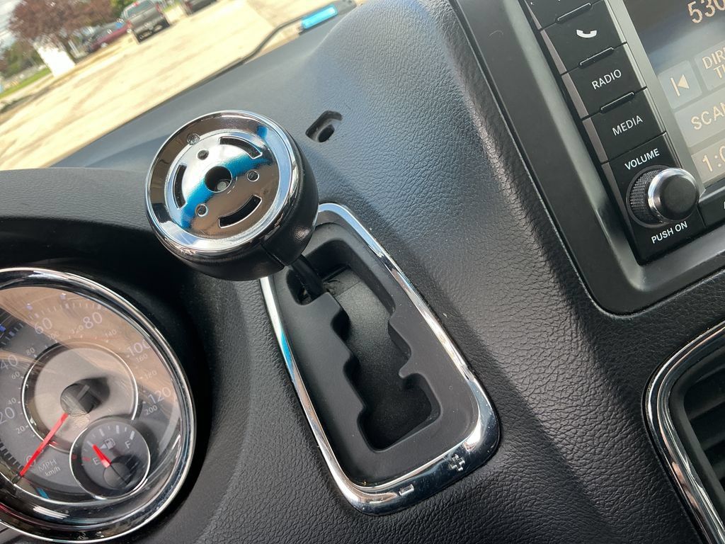 Used 2015 Chrysler Town & Country Touring FWD image 24