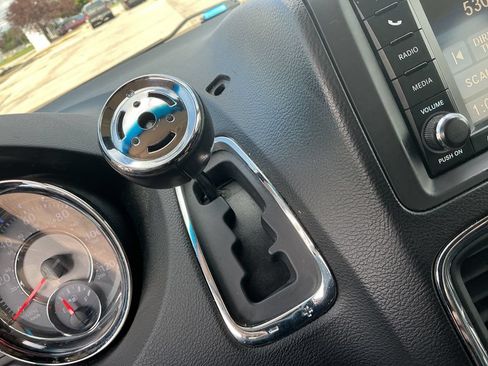 Used 2015 Chrysler Town & Country Touring FWD image 24