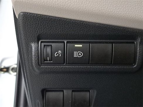 Used 2022 Toyota Corolla Cross L image 23