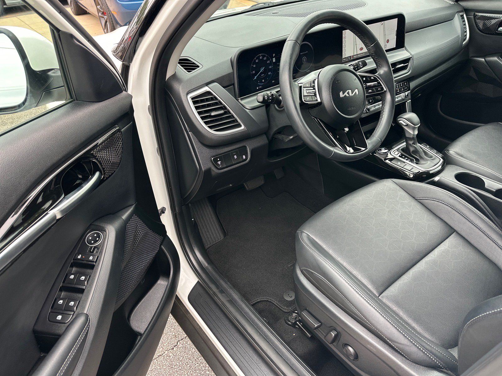 Certified 2025 Kia Seltos EX w/ EX Sunroof Package FWD image 8