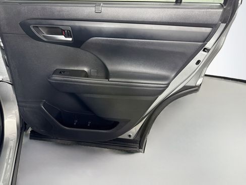 Used 2023 Toyota Highlander XLE FWD image 28