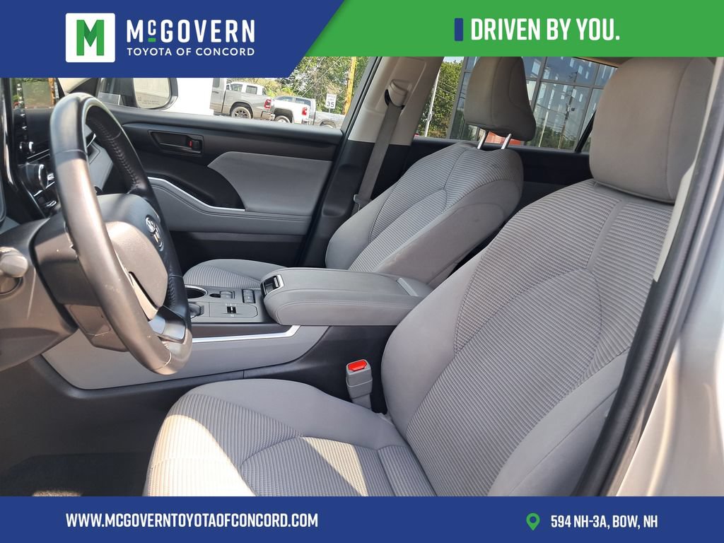 Used 2022 Toyota Highlander LE FWD image 16