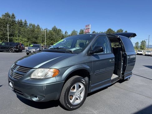 Used 2006 Dodge Grand Caravan SXT w/ Leather Interior Group FWD image 12
