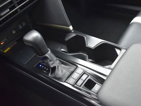 Used 2025 Toyota Camry SE image 32