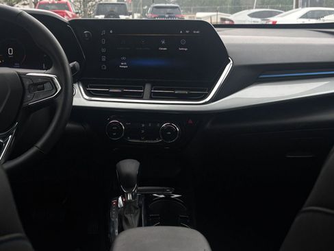 Used 2025 Chevrolet Trax LT w/ LT Convenience Package image 17